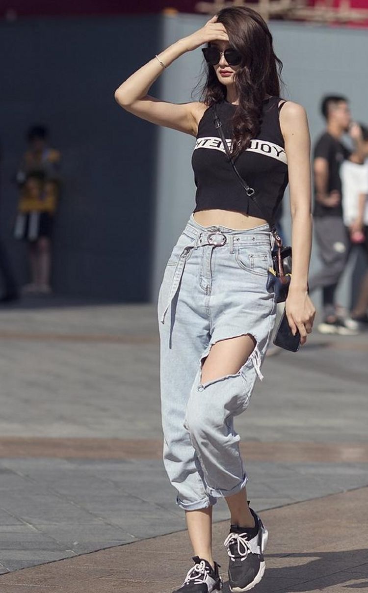 背心|路人街拍，黑色高腰针织背心，露出小蛮腰，你就是主角