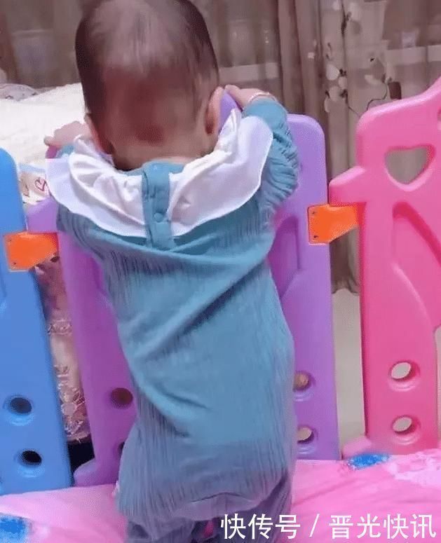 孩子|“屁股下边全是脚”,宝妈晒照吐槽宝宝小短腿火了,网友笑翻了