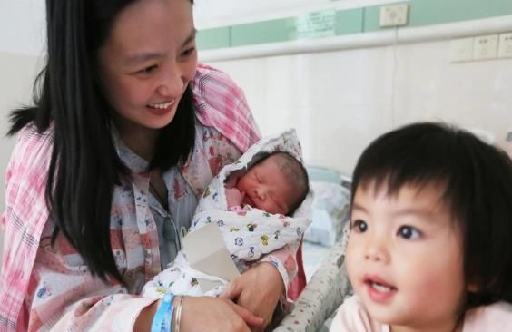 家人们|29岁宝妈意外怀上二胎,老公坚决不要,孩子一出生,全家乐开了花