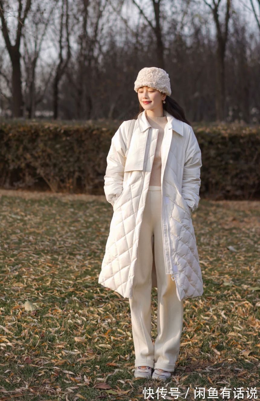 白裤子 不管是穿大衣还是羽绒服,今年流行搭配“白裤子”,时髦又高级感