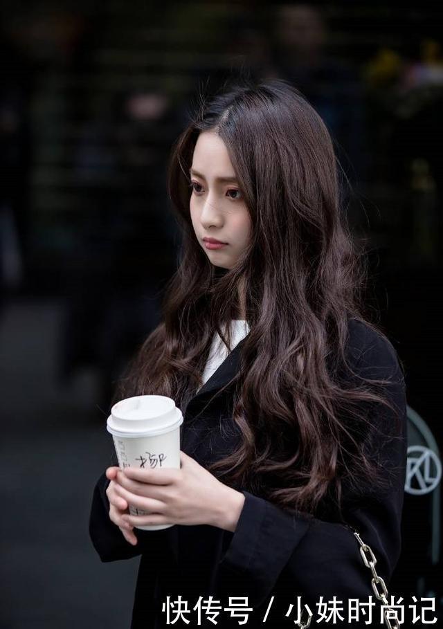 大增|街拍:粉色高跟鞋和连衣裙搭配, 简单的搭配魅力大增