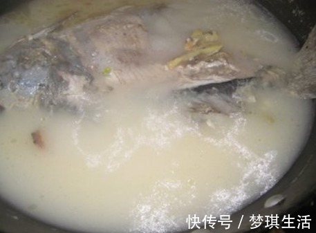 味鲜|炖鱼汤时,不要直接加水炖!大厨教你3招,汤浓味鲜,好喝无腥味