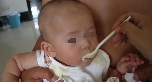 母乳|五个月女婴双肾长满结石,只因刚出生三天,父母就开始做这件事