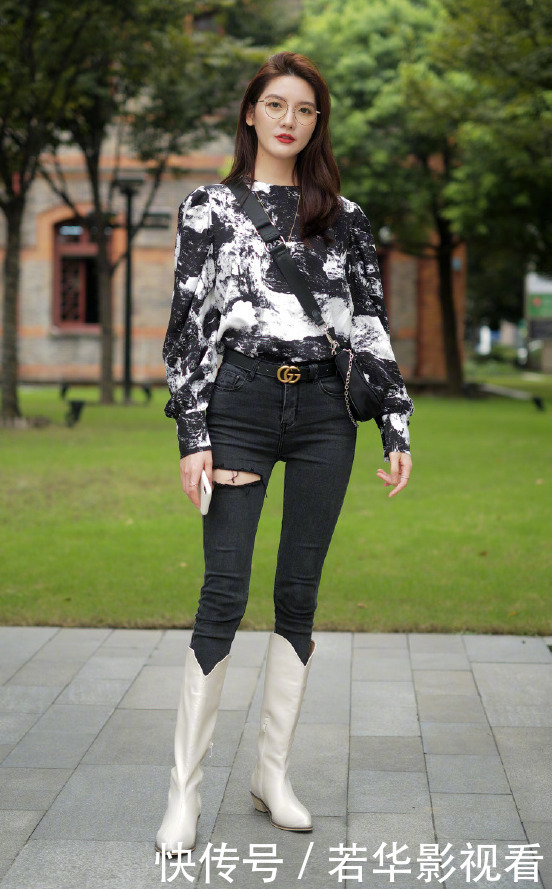 过膝靴也该收一收了，今年流行：紧身裤＋中筒靴，拯救小粗腿