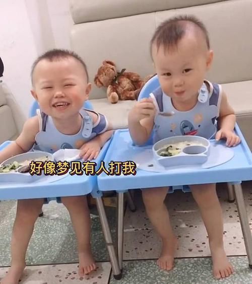 个体|双胞胎宝宝吃饭,哥哥却呼呼大睡,弟弟赶紧“趁人之危”笑翻宝妈
