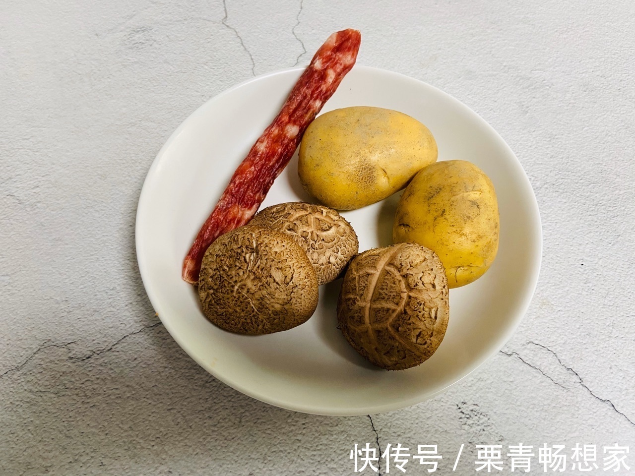 香菇土豆腊肠焖饭,美味好吃,健康有营养