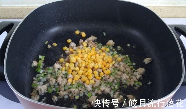 多汁|教你一道炸酱面,经典的味道,筋道的口感,酱香浓郁,美味多汁!