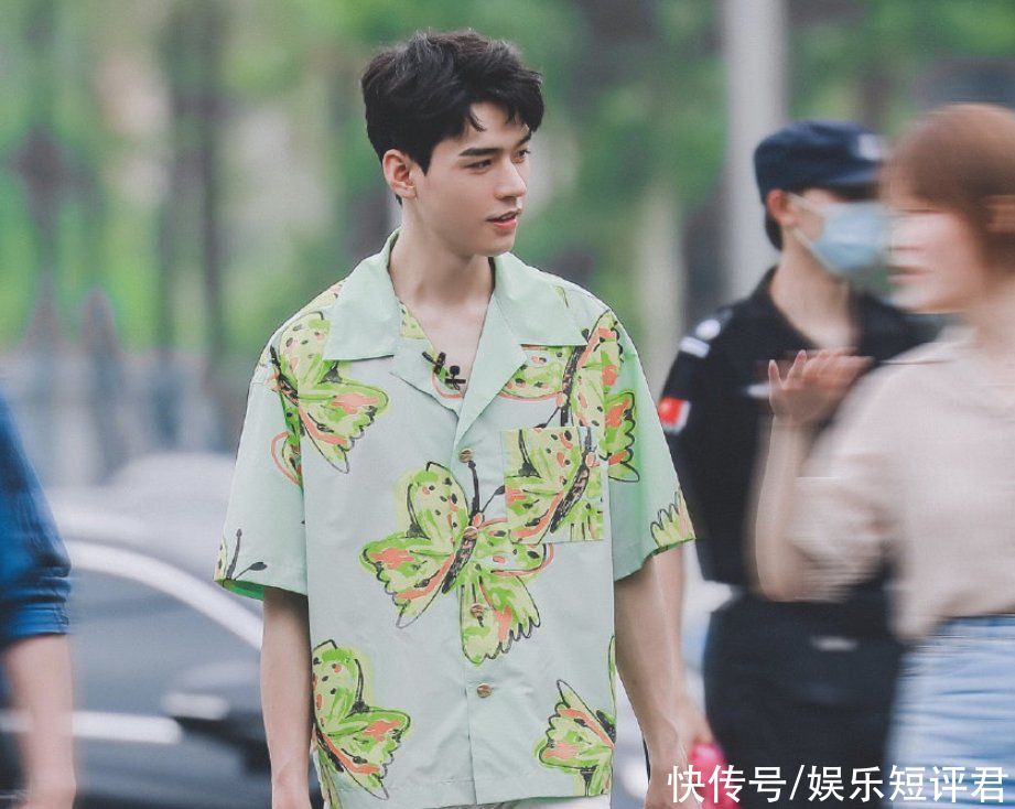 寧靜|《中餐廳5》開始錄制，生圖下姚安娜像路人，寧靜妝容太濃引關注