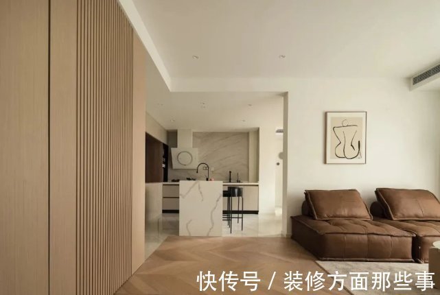 开放式|82㎡现代简约丨入户飘窗变卡座,开放式餐厨厅布局绝了