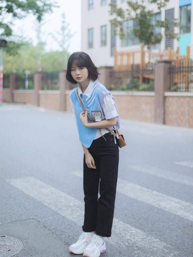 早秋|还在上学的女生可以这样穿,白色卫衣搭配百褶裙,款式百搭又休闲