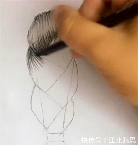 小哥哥&小哥哥素描画发型，画完后多添了一笔，网友：好好的发型被毁了