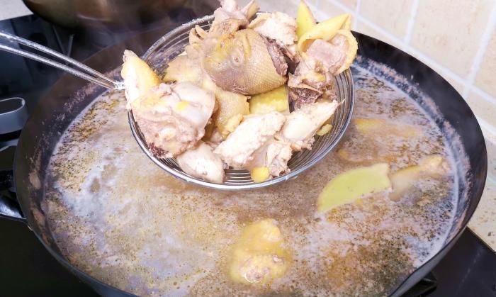 炖鸡肉时,有人先焯水,有人直接炖,大厨:都不对,教您正确做法