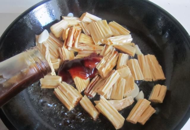 春天，我常用2样素菜炒着吃，不放肉也照样鲜美，一盘都不够吃