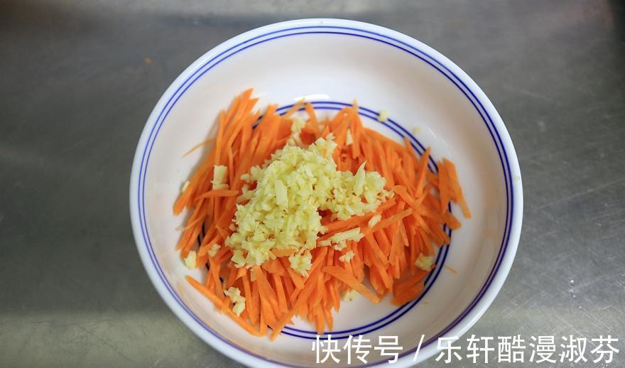 草酸|菠菜别总炒着吃,拌一拌,5分钟就上桌,家人抢着吃