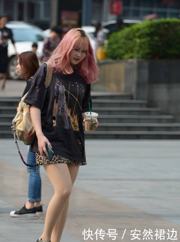街拍:漂亮迷人的小姐姐,是繁华街头最美丽的风景!