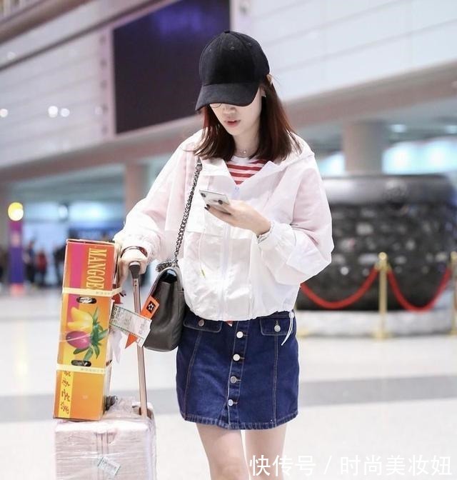 穿搭|马蓉真是“时尚圈”的典范,穿学生风外套配黑丝袜,又纯又欲