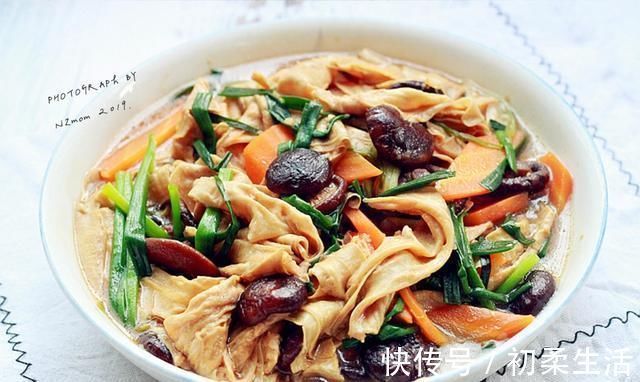 老少皆宜|立秋之后,补钙化痰多吃腐竹,2种素菜炒一盘,真比肉还香