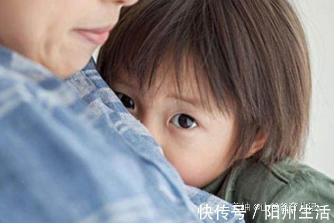 宝宝|孩子突然不愿意去幼儿园，在嘴里嘀咕“一个人”，家长蹲守后怒了