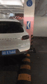 |搞笑GIF:孩子你开冰柜的方法总是那么特殊!