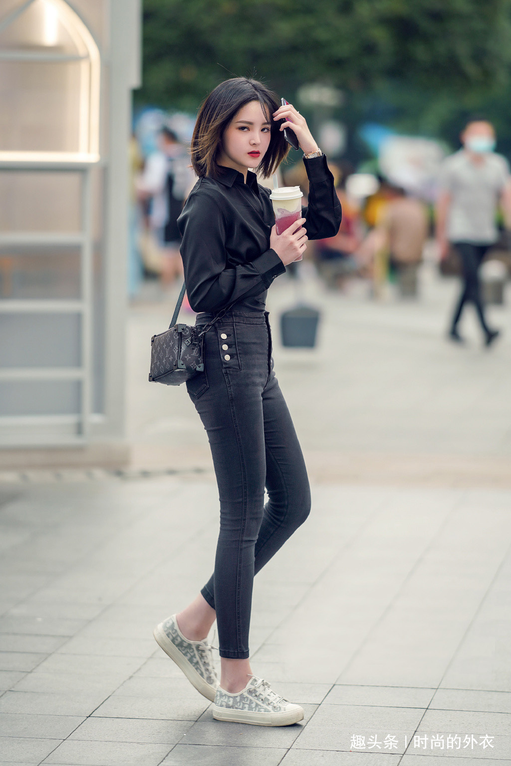 造型 气质好的女生就是任性,穿衬衫搭配牛仔裤,让造型帅气又靓丽