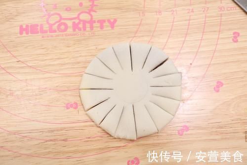 快过年了,教你用1块面做3种酥皮点心,菊花酥桃花酥漂亮又好吃