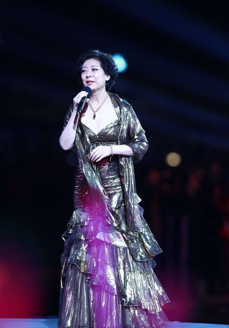 深色 关牧村还是挺不服老的, 这么招摇的裙子, 小姑娘都不一定会穿