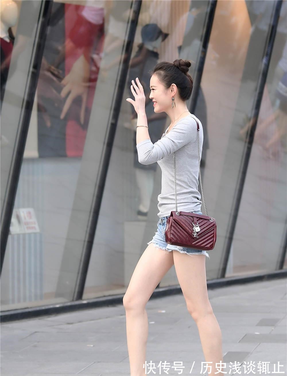 牛仔短裤 蓝色修身毛边牛仔短裤,搭配暗红色尖头细跟鞋,秋天依旧很美