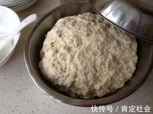 面食|夏天快速发面法，除了酵母加点它，5分钟就“爆盆”了