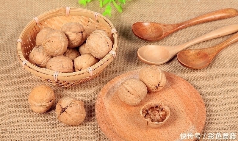 白发|涨知识：核桃和此物一起煮，失眠跑了，白发变黑发，肾更健康了