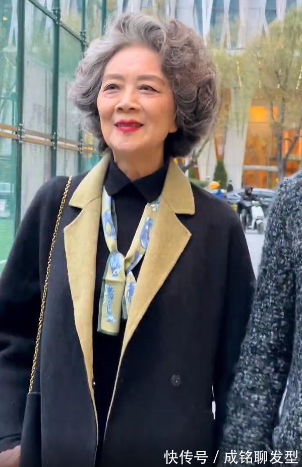 豆绿色 老年人穿搭就服这几位“时尚奶奶”,精致优雅大气,时髦又显年轻