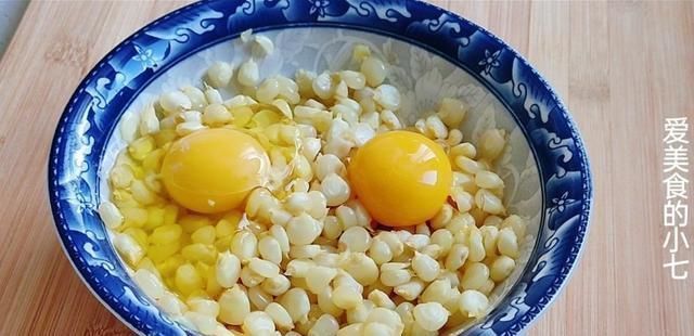 玉米的新吃法,加两个鸡蛋,简单一搅,香甜软糯,太好吃了