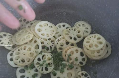 女性到了中年，每晚堅持吃幾種食物，美白肌膚，增強免疫力