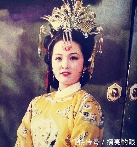 王夫人!人人唾弃的赵姨娘,凭借了不起的举动,迫使王夫人吃斋念佛