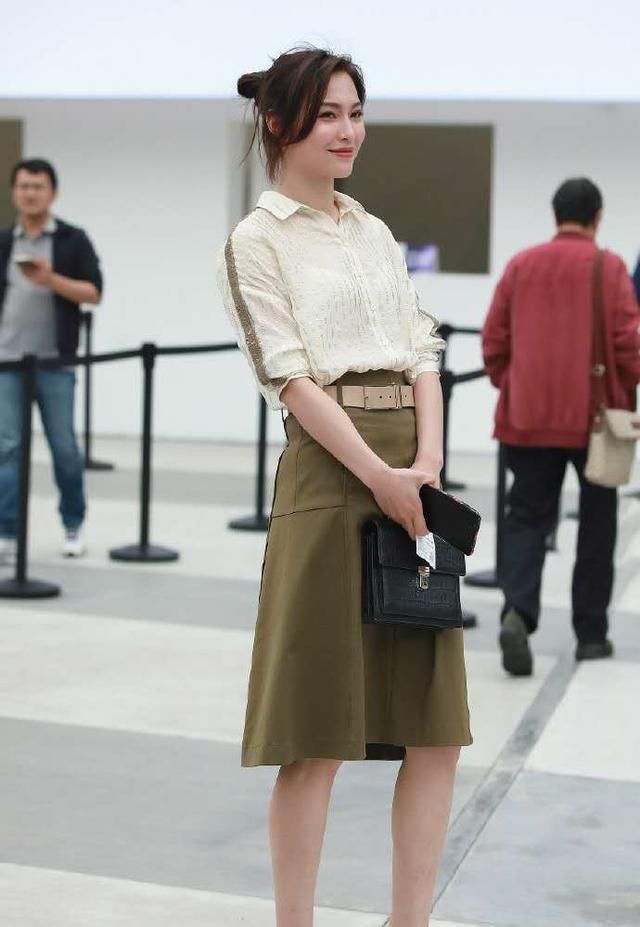 美丽佳人长腿搭配高跟鞋, 凸显修长的身材, 气质无与伦比