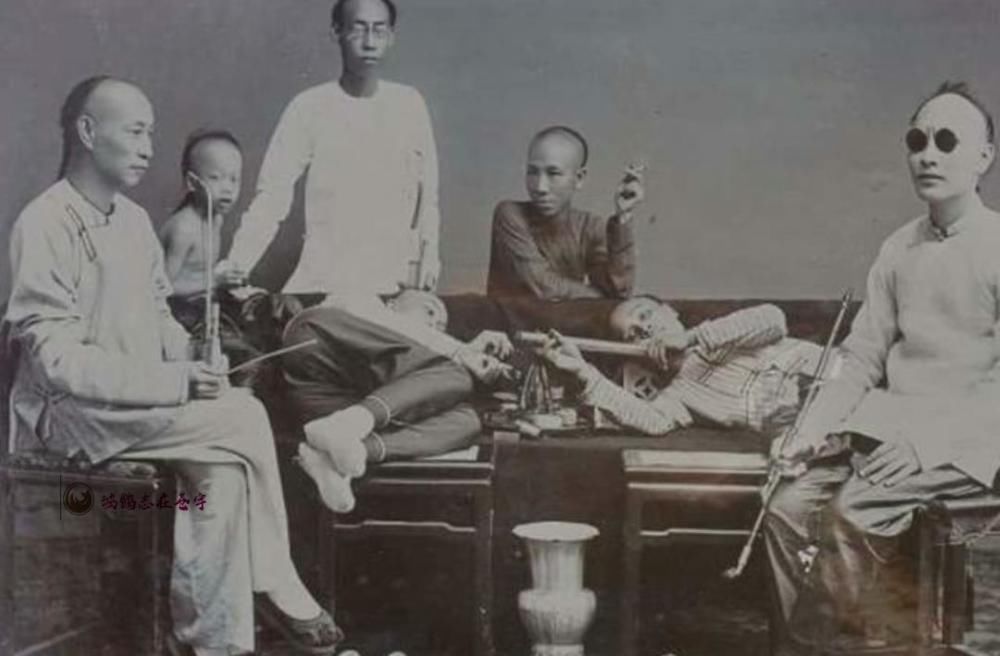 图九|清末老照片，扛火枪的清兵弱不禁风，图九洋人在龙椅上恣意妄为