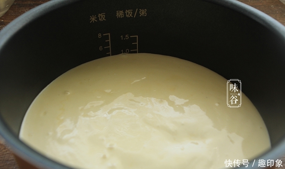 教你在家做蛋糕,掌握好小窍门,不塌陷不回缩,比烤的还要好吃