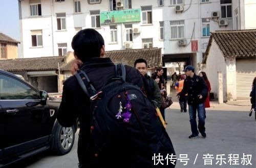 大红包|新年我给父母1万块,孩子收到压岁钱却大哭,我们没吃饭就走了