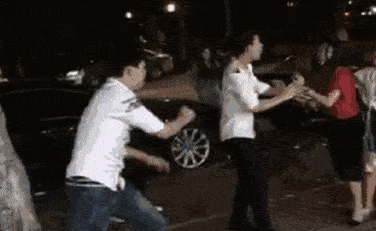 |搞笑GIF:女朋友不能为你挡风遮雨,要女朋友有什么用呢?