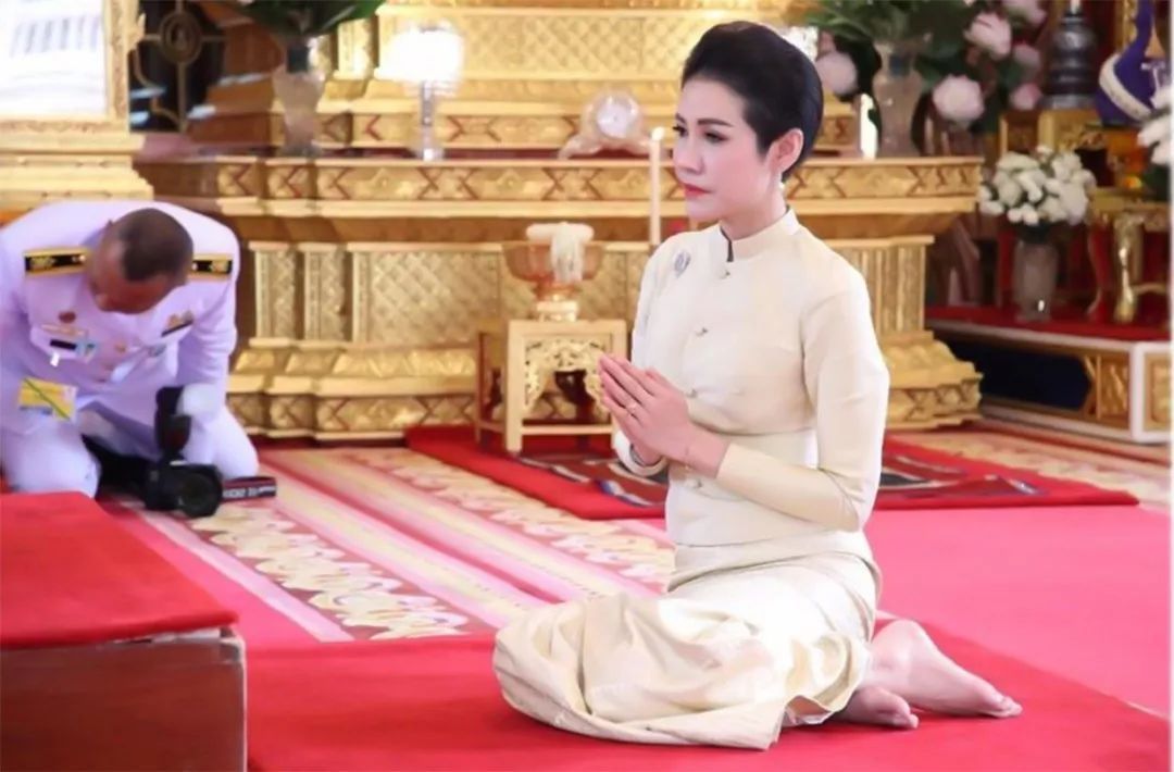 玛哈|玛哈国王休妻有惯招！都是先捧后摔，她是捧得最高摔得最狠的一个