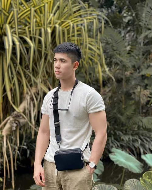 鲜嫩|鲜嫩型男爱健身＋运动，挥洒青春汗水雕琢肌肉，胸肌和臂肌很有料