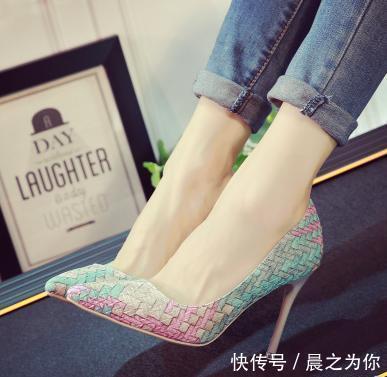 娇俏可人 细跟鞋融合精巧的尖头设计,让你显得更加娇俏可人!