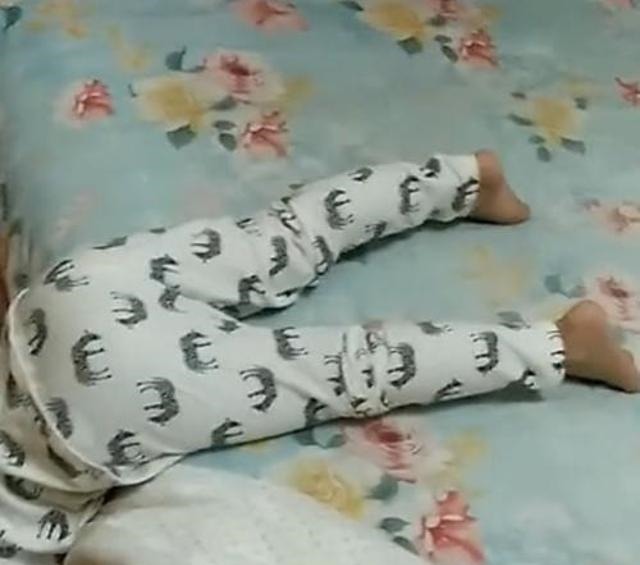 养育|宝宝睡觉不老实,满床打滚扭来扭去是为何?说明你的养育存在问题