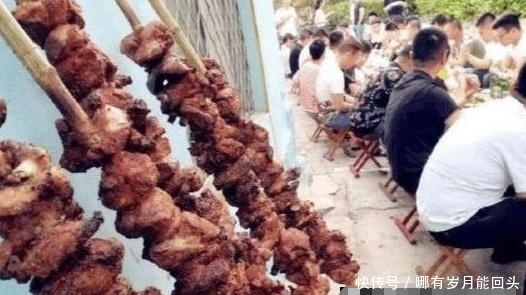 羊肉串|小伙吃羊肉串,不听老板劝告,烤好以后,“后悔”也来不及了