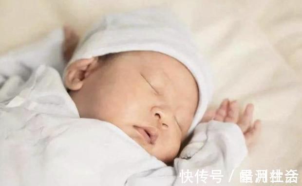 睡着|宝宝吃母乳时,为什么一会儿就睡着,不久后又醒来?答案很暖心