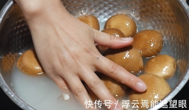 香菇只用清水洗,等于吃“虫卵”,教你一窍门,脏东西虫卵全跑光
