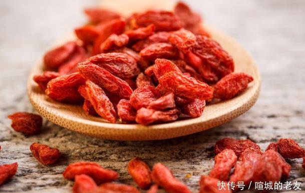 中老年保温杯只泡“枸杞”医生推荐除了枸杞，此物也是不错