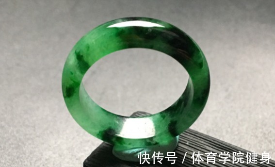 翡翠戒指 爱美的女生想购买首饰的话,就购买翡翠戒指,绝对不会后悔!