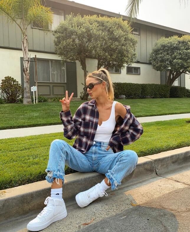 博主|博主Brit Harvey拥有健康的小麦色 用明亮色彩来点亮穿搭的活力 ?