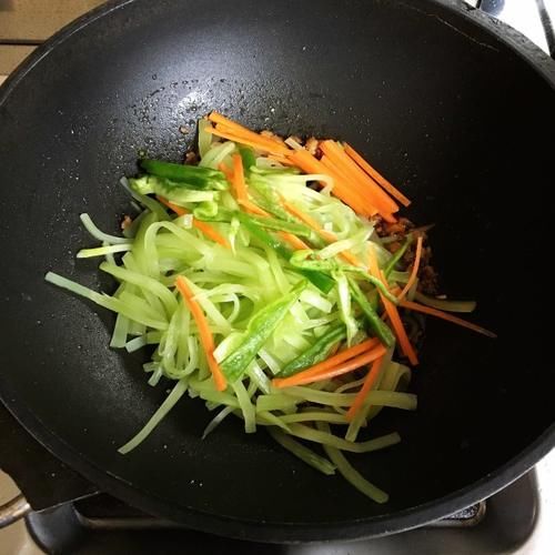 肉末莴笋丝，简单快手，脆嫩下饭