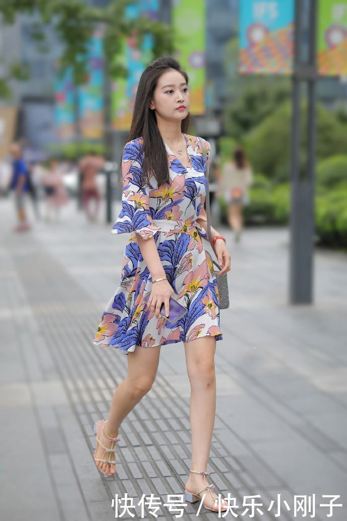 青春|造型有优雅感才美,选择精致舒适的裙装,让你造型青春靓丽